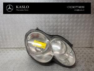 Gebruikte Koplamp rechts Mercedes SL (R230) 5.0 SL-500 V8 24V Prijs € 750,00 Margeregeling aangeboden door kaslo auto parts