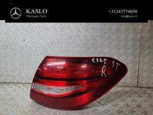 Gebruikte Achterlicht rechts Mercedes C Estate (S205) C-350 e 2.0 16V Prijs € 250,00 Margeregeling aangeboden door kaslo auto parts