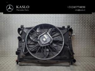Gebruikte Radiateurfan Mercedes SL (R230) 5.0 SL-500 V8 24V Prijs € 200,00 Margeregeling aangeboden door kaslo auto parts