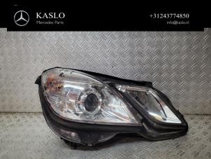 Gebruikte Rechter Koplamp Mercedes E (W212) E-300 BlueTec Hybrid V6 24V Prijs € 250,00 Margeregeling aangeboden door kaslo auto parts
