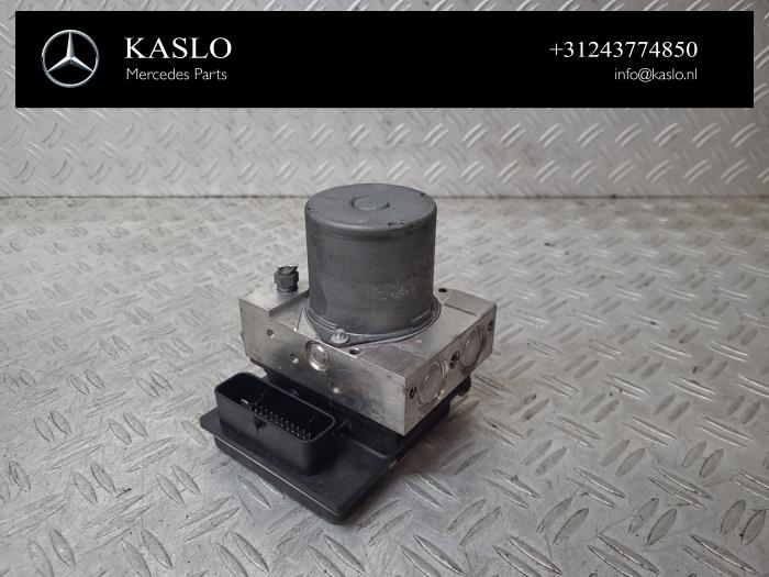 ABS Pomp van een Mercedes-Benz CLS Shooting Brake (X218) 350 CDI BlueEfficiency 3.0 V6 24V 2012