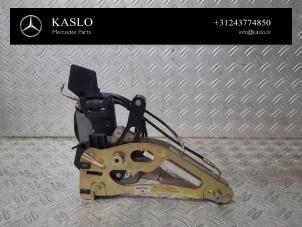 Gebruikte Cabriodak vergrendelslot Mercedes SL (R230) 5.0 SL-500 V8 24V Prijs € 75,00 Margeregeling aangeboden door kaslo auto parts