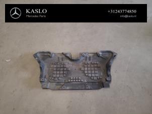 Gebruikte Motor Beschermplaat Mercedes E (W213) E-220d 2.0 Turbo 16V Prijs € 75,00 Margeregeling aangeboden door kaslo auto parts