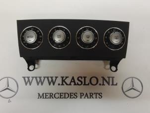 Gebruikte Airco bedieningspaneel Mercedes SLK (R171) Prijs € 100,00 Margeregeling aangeboden door kaslo auto parts