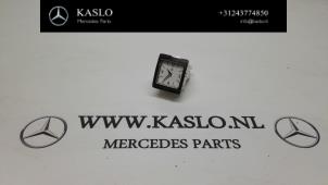 Gebruikte Uurwerk Mercedes E (W212) Prijs € 50,00 Margeregeling aangeboden door kaslo auto parts