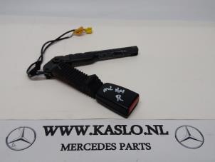 Gebruikte Veiligheidsgordel Insteek rechts-voor Mercedes ML II (164/4JG) Prijs € 50,00 Margeregeling aangeboden door kaslo auto parts