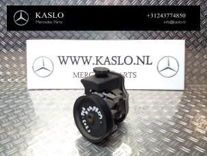 Gebruikte Stuurpomp Mercedes C (W203) 1.8 C-200K 16V Prijs € 100,00 Margeregeling aangeboden door kaslo auto parts