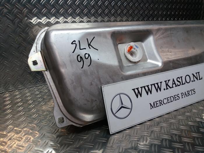 Brandstoftank van een Mercedes-Benz SLK (R170) 2.3 230 K 16V 2000