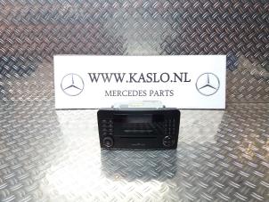 Gebruikte Radio CD Speler Mercedes ML II (164/4JG) 3.0 ML-280 CDI 4-Matic V6 24V Prijs € 100,00 Margeregeling aangeboden door kaslo auto parts