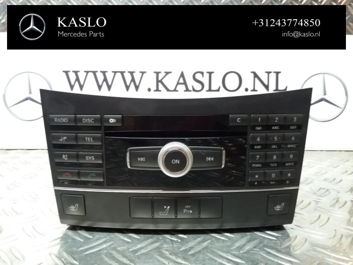 Radiobedienings paneel van een Mercedes-Benz E Estate (S212) E-250 CGI 16V BlueEfficiency 2010