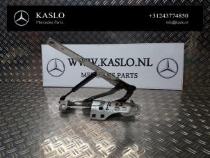 Gebruikte Motorkap Scharnier Mercedes SL (R230) 3.7 SL-350 V6 18V Prijs € 50,00 Margeregeling aangeboden door kaslo auto parts