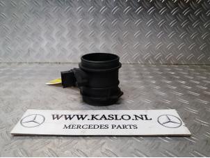Gebruikte Luchtmassameter Mercedes E Combi (S211) 5.0 E-500 V8 24V Prijs € 75,00 Margeregeling aangeboden door kaslo auto parts