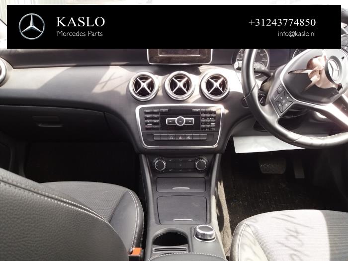 Display Interieur van een Mercedes-Benz A (W176) 1.5 A-180 CDI, A-180d 16V 2015