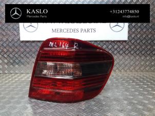 Gebruikte Achterlicht rechts Mercedes ML II (164/4JG) 3.0 ML-320 CDI 4-Matic V6 24V Prijs € 75,00 Margeregeling aangeboden door kaslo auto parts