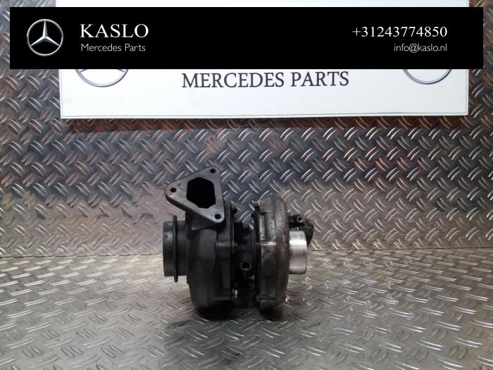 Turbo van een Mercedes-Benz S (W220) 3.2 S-320 CDI 24V 2001
