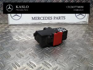 Gebruikte Zekeringkast Mercedes SLK (R171) 1.8 200 K 16V Prijs € 100,00 Margeregeling aangeboden door kaslo auto parts
