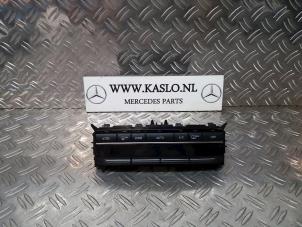 Gebruikte Chaufage Bedieningspaneel Mercedes E (C207) E-400 3.0 V6 Turbo Prijs € 30,00 Margeregeling aangeboden door kaslo auto parts