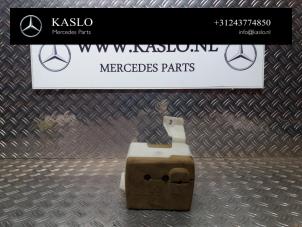 Gebruikte Vacuumpomp Elektrisch Deurvergrendeling Mercedes S (W221) 3.0 S-320 CDI 24V Prijs € 50,00 Margeregeling aangeboden door kaslo auto parts