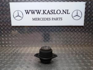 Gebruikte Motorsteun Mercedes ML II (164/4JG) 3.0 ML-280 CDI 4-Matic V6 24V Prijs € 25,00 Margeregeling aangeboden door kaslo auto parts