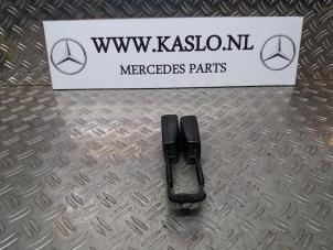 Gebruikte Veiligheidsgordel Insteek midden-achter Mercedes E (W211) 2.2 E-220 CDI 16V Prijs op aanvraag aangeboden door kaslo auto parts