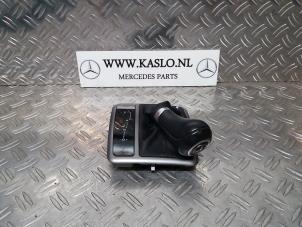 Gebruikte Versnellingspookhoes Mercedes SLK (R171) 3.5 350 V6 24V Prijs € 50,00 Margeregeling aangeboden door kaslo auto parts