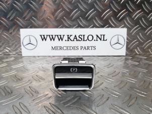 Gebruikte Handrem schakelaar Mercedes S (W221) Prijs op aanvraag aangeboden door kaslo auto parts