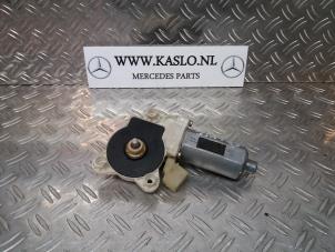Gebruikte Motor electrisch raam Mercedes SL (R230) 5.0 SL-500 V8 24V Prijs € 25,00 Margeregeling aangeboden door kaslo auto parts