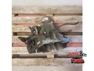 Gebruikte Versnellingsbak Renault Clio III (BR/CR) 1.4 16V Prijs € 300,00 Margeregeling aangeboden door Rooie Ben autodemontage