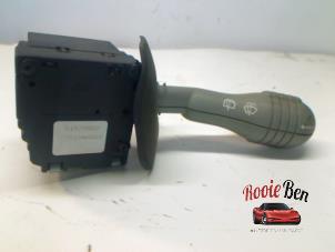 Gebruikte Ruitenwis Schakelaar Renault Twingo (C06) 1.2 16V Prijs € 10,00 Margeregeling aangeboden door Rooie Ben autodemontage