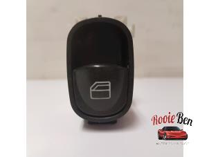 Gebruikte Ruit schakelaar elektrisch Mercedes CLK (C209) 1.8 200 K 16V Prijs € 20,00 Margeregeling aangeboden door Rooie Ben autodemontage