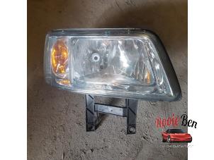 Gebruikte Koplamp rechts Volkswagen Transporter T5 1.9 TDi Prijs € 25,00 Margeregeling aangeboden door Rooie Ben autodemontage