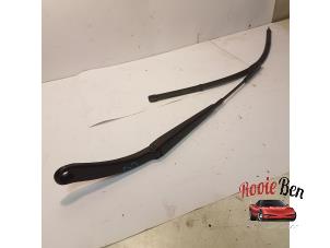 Gebruikte Ruitenwisserarm voor Mercedes B (W246) 1.6 B-180 BlueEFFICIENCY Turbo 16V Prijs € 15,00 Margeregeling aangeboden door Rooie Ben autodemontage