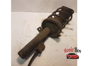 Gebruikte Mac Phersonpoot rechts-voor Mazda 3 Sport (BK) 1.6i 16V Prijs € 25,00 Margeregeling aangeboden door Rooie Ben autodemontage