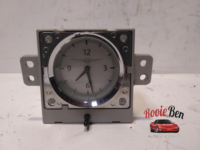 Uurwerk van een Chrysler 300 C  2010