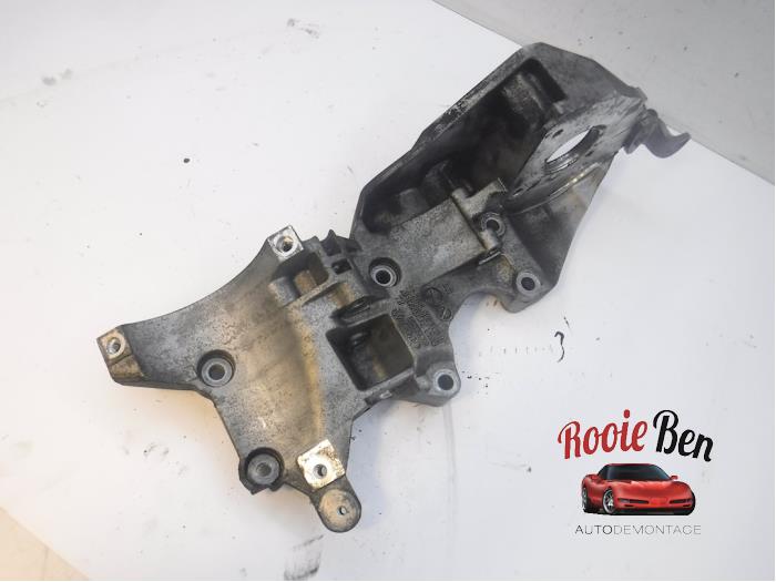 Gebruikte Dynamosteun onder Volkswagen Touran (1T3) 2.0 TDI 16V 140 Prijs € 25,00 Margeregeling aangeboden door Rooie Ben autodemontage