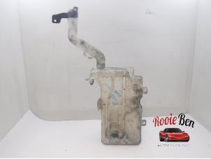 Gebruikte Ruitensproeiertank voor Mitsubishi Colt (Z2/Z3) 1.1 12V Prijs € 20,00 Margeregeling aangeboden door Rooie Ben autodemontage