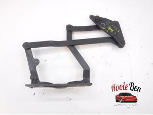 Gebruikte Achterklep Scharnier Mercedes SLK (R170) 2.3 230 K 16V Prijs € 25,00 Margeregeling aangeboden door Rooie Ben autodemontage