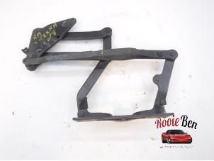 Gebruikte Achterklep Scharnier Mercedes SLK (R170) 2.3 230 K 16V Prijs € 25,00 Margeregeling aangeboden door Rooie Ben autodemontage