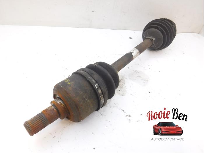 Aandrijfas links-voor van een Hyundai Trajet 2.0 CRDi 16V 2005