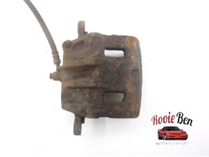 Gebruikte Remklauw (Tang) rechts-voor Hyundai Trajet 2.0 CRDi 16V Prijs € 20,00 Margeregeling aangeboden door Rooie Ben autodemontage