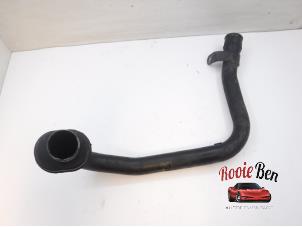 Gebruikte Intercooler Buis Chrysler Voyager/Grand Voyager (RG/RS) 2.8 CRD 16V Autom. Prijs € 50,00 Margeregeling aangeboden door Rooie Ben autodemontage