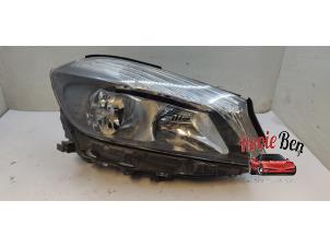 Gebruikte Koplamp rechts Mercedes A (W176) 1.6 A-160 16V Prijs op aanvraag aangeboden door Rooie Ben autodemontage