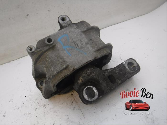 Gebruikte Motorsteun Volkswagen Caddy III (2KA,2KH,2CA,2CH) 2.0 SDI Prijs € 25,00 Margeregeling aangeboden door Rooie Ben autodemontage