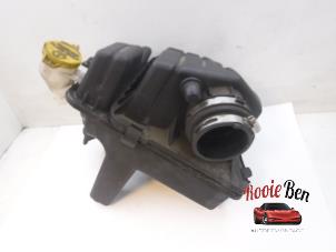 Gebruikte Luchtfilterhuis Chrysler Voyager/Grand Voyager (RG/RS) 2.8 CRD 16V Autom. (Dodge Ram Van) Prijs € 30,00 Margeregeling aangeboden door Rooie Ben autodemontage