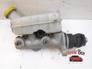 Gebruikte Hoofdremcilinder Chrysler Voyager/Grand Voyager (RG/RS) 2.8 CRD 16V Autom. Prijs € 20,00 Margeregeling aangeboden door Rooie Ben autodemontage