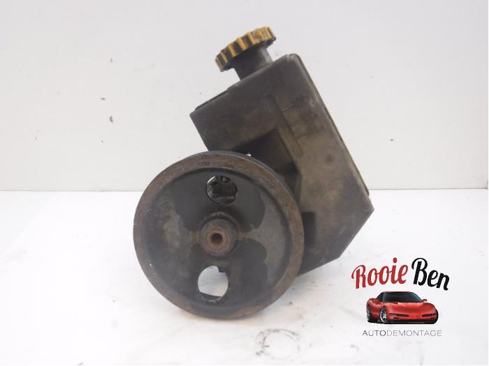 Gebruikte Pomp Servo Jeep Cherokee/Liberty (KJ) 3.7 V6 24V Prijs € 75,00 Margeregeling aangeboden door Rooie Ben autodemontage