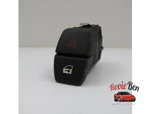 Gebruikte Alarmlicht Schakelaar BMW 5 serie (F10) 535d 24V Prijs € 10,00 Margeregeling aangeboden door Rooie Ben autodemontage