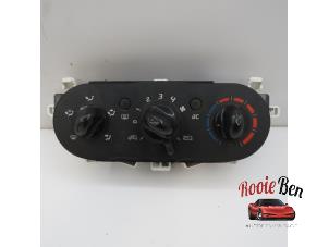 Gebruikte Chaufage Bedieningspaneel Renault Twingo II (CN) 1.2 16V Prijs € 20,00 Margeregeling aangeboden door Rooie Ben autodemontage