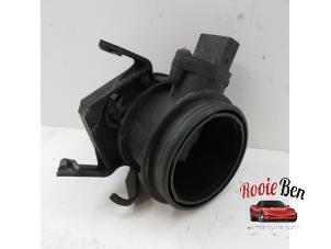 Gebruikte Luchtmassameter Chrysler Crossfire 3.2 V6 18V Prijs € 30,00 Margeregeling aangeboden door Rooie Ben autodemontage