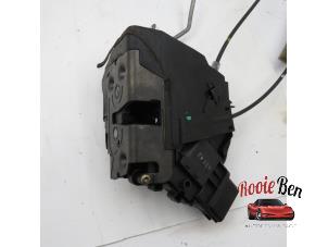 Gebruikte Slotmechaniek Portier 4Deurs links-voor Mazda 3 Sport (BK) 1.6i 16V Prijs € 20,00 Margeregeling aangeboden door Rooie Ben autodemontage